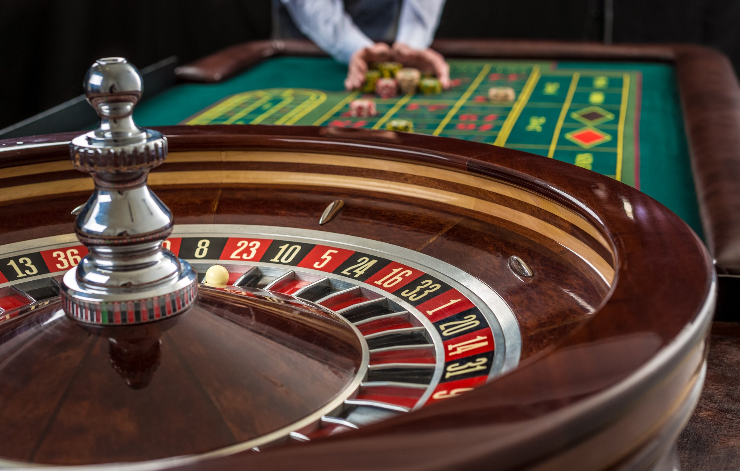 Dealer profesional penaslot1 melayani di meja blackjack dengan studio HD
